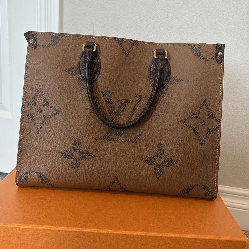 AUTHENTIC Louis Vuitton OnTheGo MM | LIKE NEW - Picture 7 of 12
